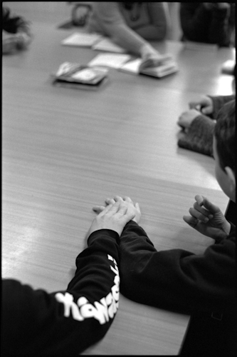 Moment de soutien entre deux jeunes