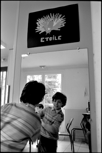 Danse d'un enfant devant un miroir