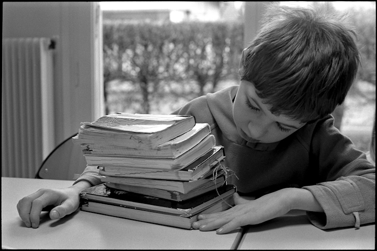 Cet enfant range les agendas du groupe. Ils sont un lien entre la famille et l'institution et un repre dans le temps.